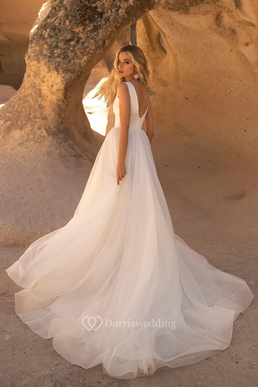 Robe de mariée simple en tulle, coupe trapèze, sans manches, col en V avec boutons et dos en V view 2