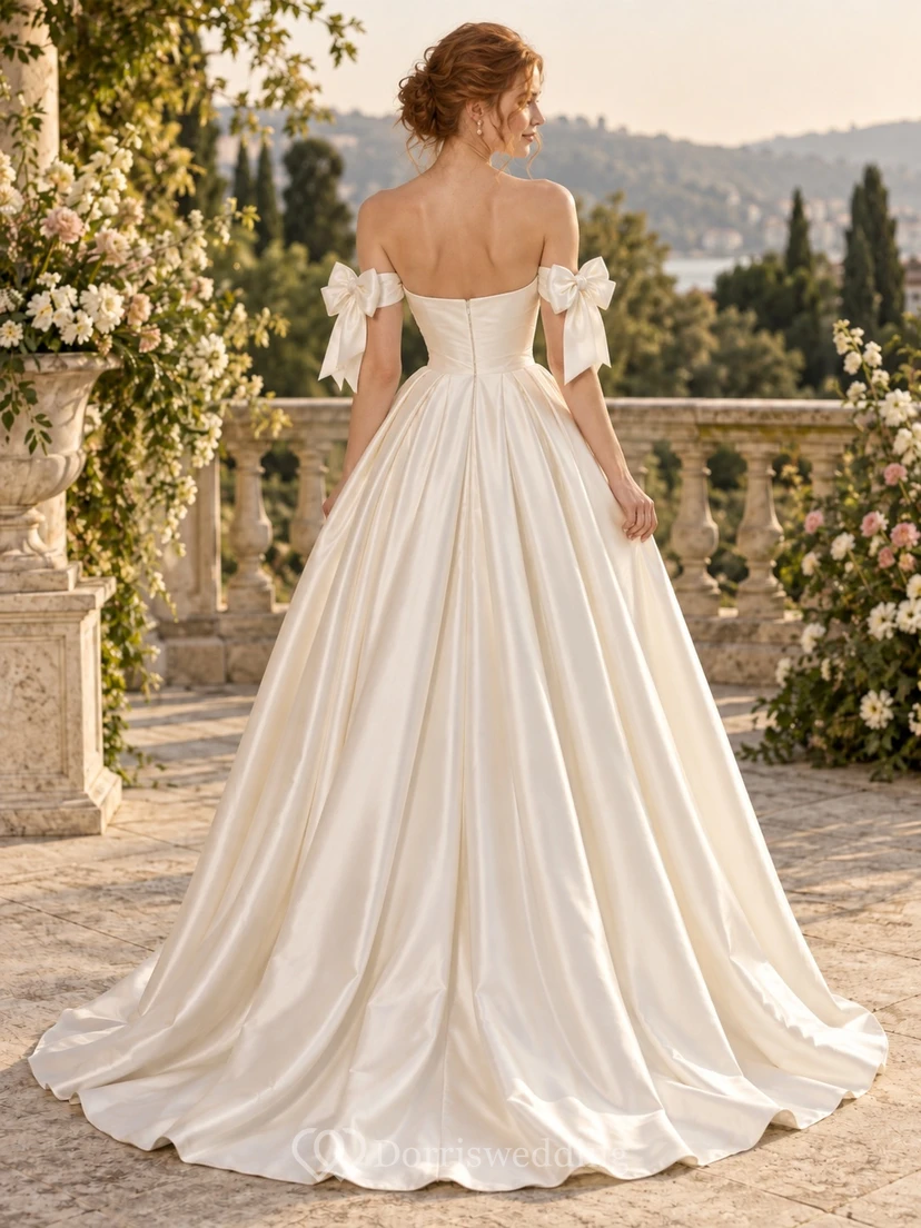 Schlichtes Brautkleid aus Satin mit gerafftem Oberteil, schulterfreiem Schnitt, kurzen Ärmeln und Schleife, A-Linie, bodenlang view 2