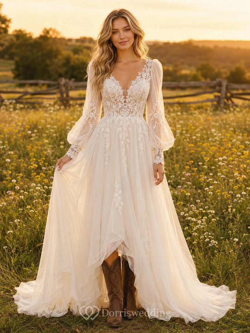 Robe de mariée bohème de maternité, coupe trapèze, bustier en dentelle épaules dénudées et traîne.