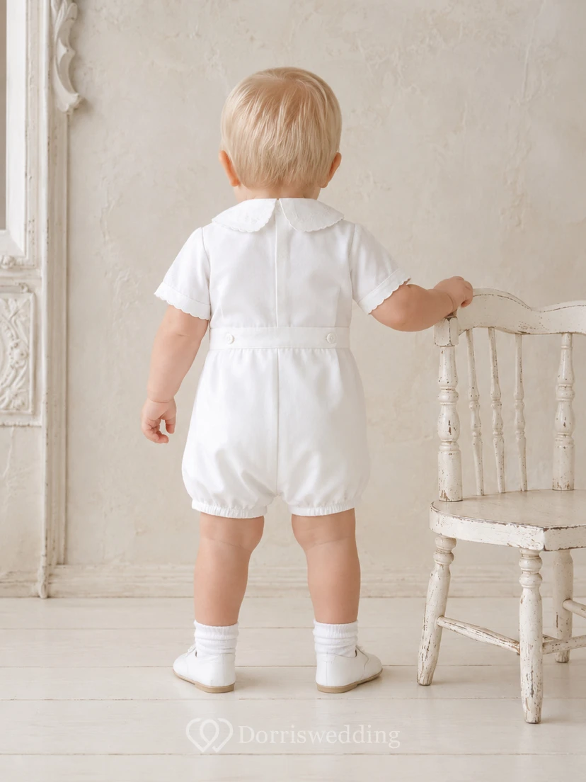 Vintage-Taufshirt für Jungen, cremefarben, kurzärmelig, mit Muschelkragen, aus der Taufkollektion für Jungen. view 2