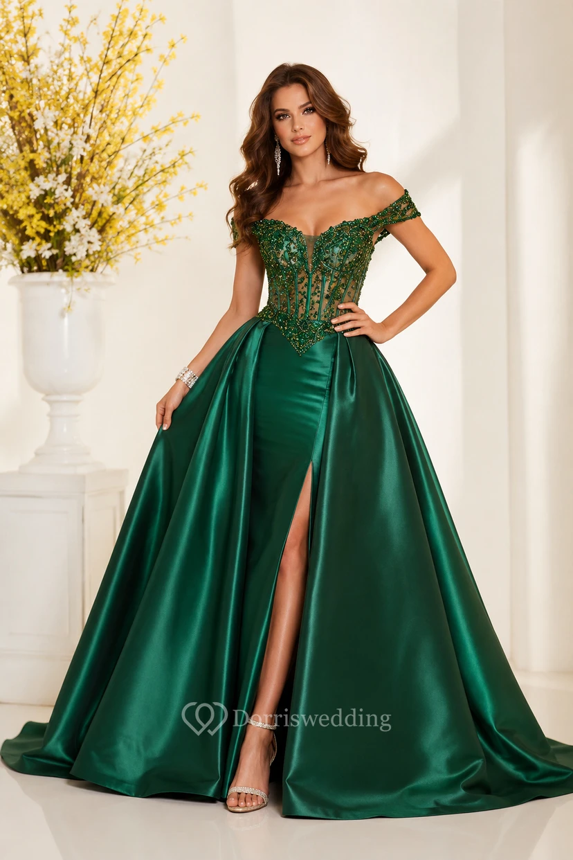 Vestido de gala de satén verde oscuro con hombros descubiertos, corpiño de corsé de encaje y abertura frontal.