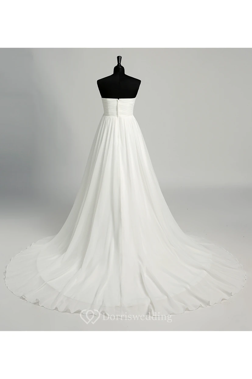 Robe de mariée en mousseline de soie, coupe trapèze, décolleté cœur sans manches, longueur au sol, avec traîne courte. view 2