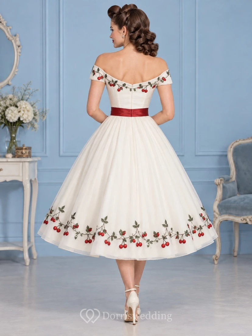 Rockabilly-Brautkleid in A-Linie, schulterfrei, mit Kirschstickerei, roter Schärpe und Teelänge view 2