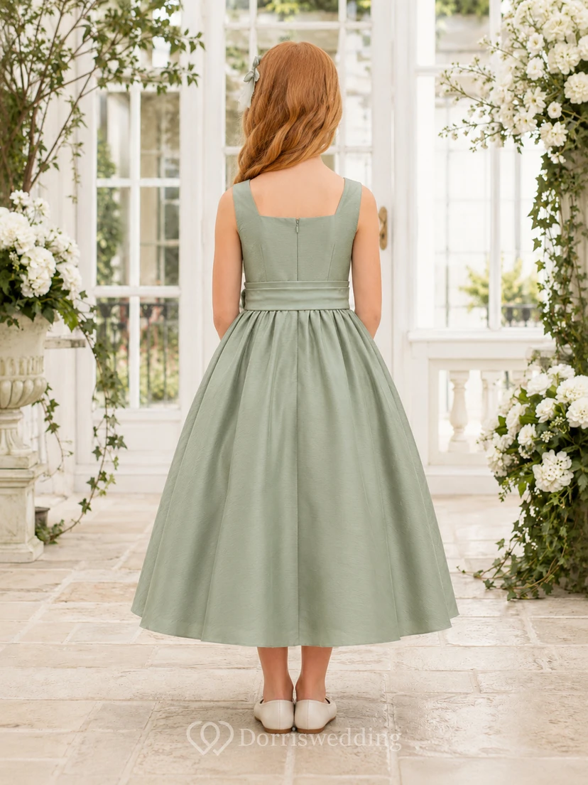 Robe de demoiselle d'honneur de jardin en soie dupioni sauge, col carré, sans manches, nœud, longueur thé, coupe trapèze, col rond view 2