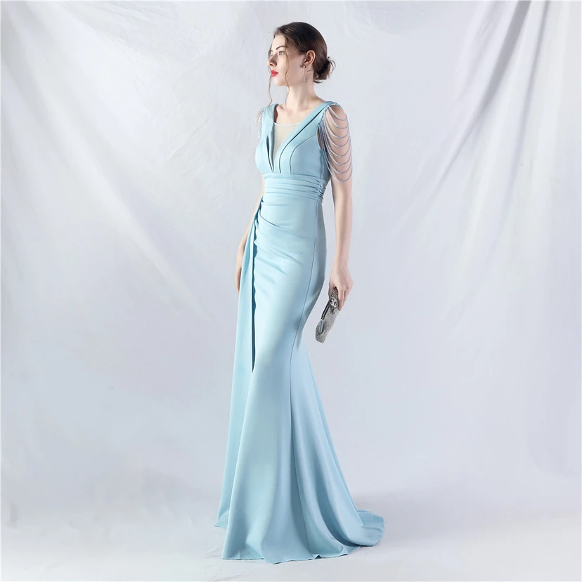 Ein Abendkleid aus insgesamt 8 Farben, gefertigt mit aufwendiger Satinfalttechnik und Perlenstickerei. view 22