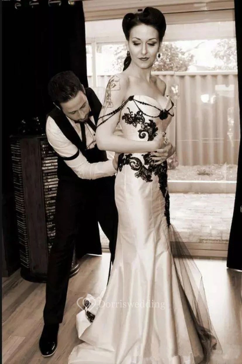 Robe de mariée vintage sirène en satin, épaules dénudées, sans manches, traîne balayée jusqu'au sol, ornée d'appliques et de perles view 2