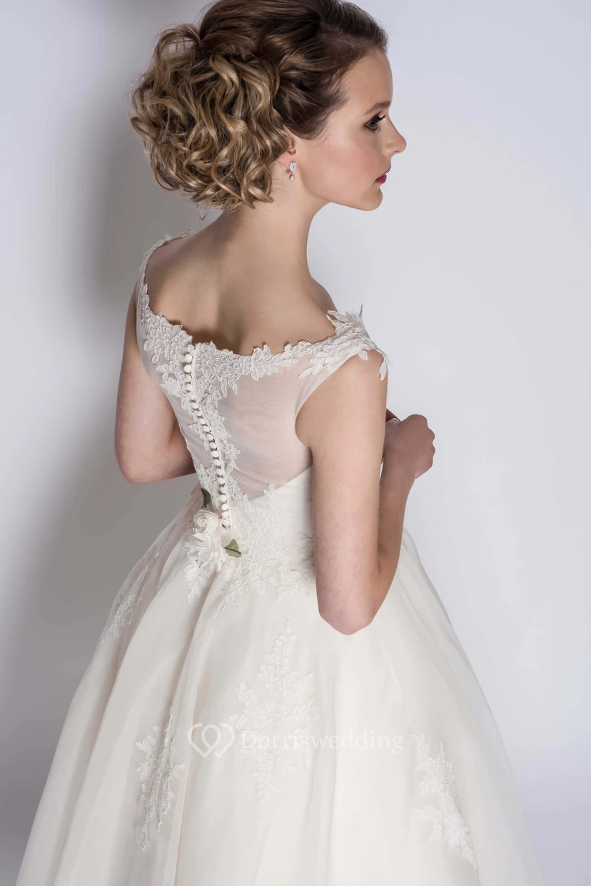 Robe de bal élégante en organza, manches courtes, longueur cheville, ornée de fleurs. view 3