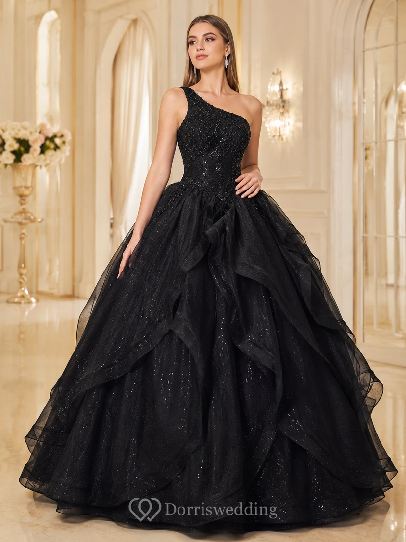 Vestido de fiesta de organza negro de un solo hombro con volantes en cascada, estilo princesa, largo hasta el suelo, ideal para quinceañeras, graduaciones y eventos formales.