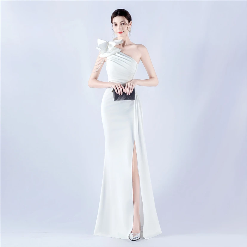 Vestido de noche de satén plisado con hombros descubiertos y escote alto, bordado a mano con cuentas y flores, para mujer. view 57