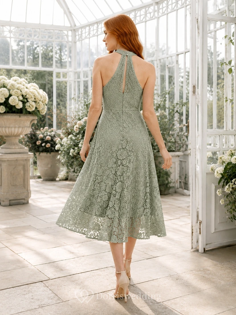 Robe bohème romantique de jardin à dos nu en dentelle céladon, coupe trapèze, longueur thé view 2