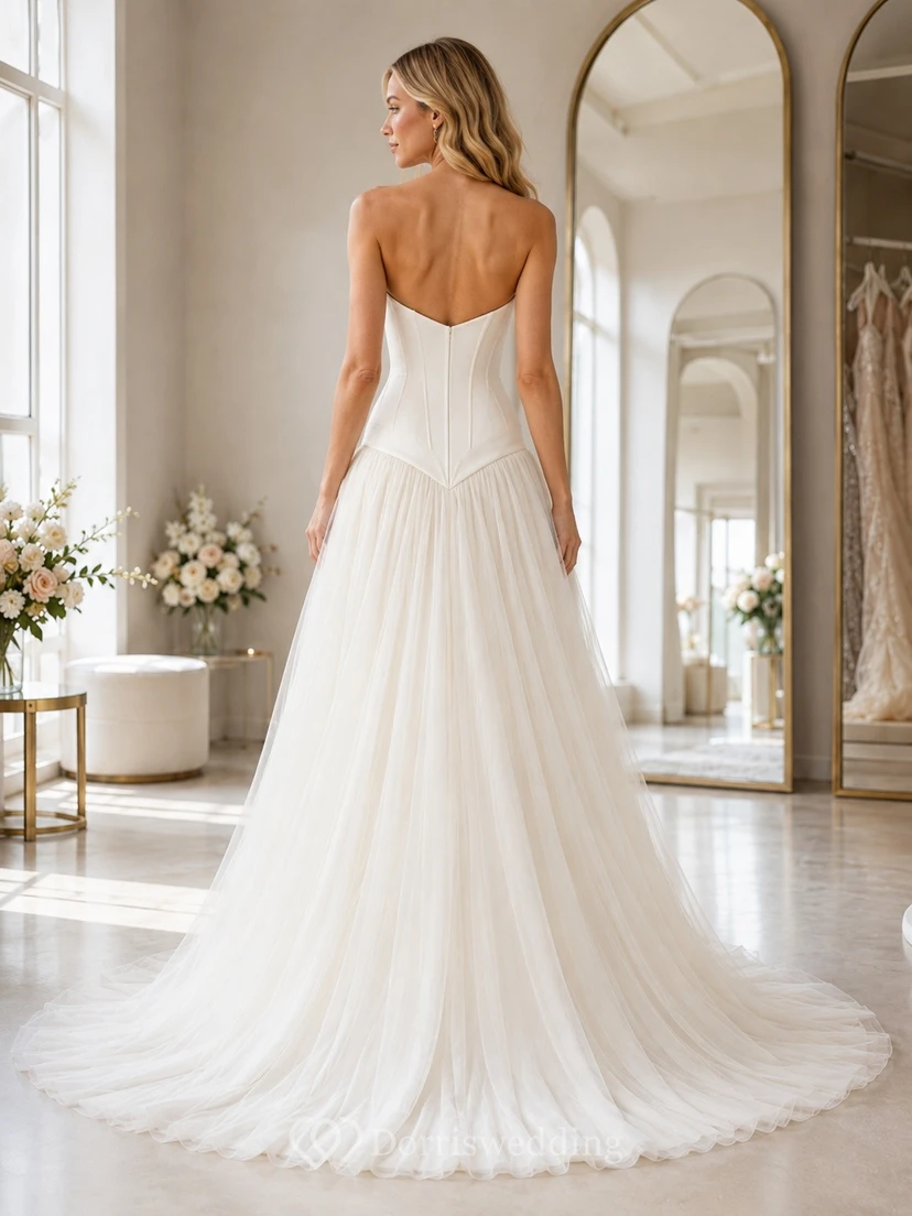Vestido de novia sencillo, sin tirantes, estilo vasco, de corte A y largo hasta el suelo. view 2
