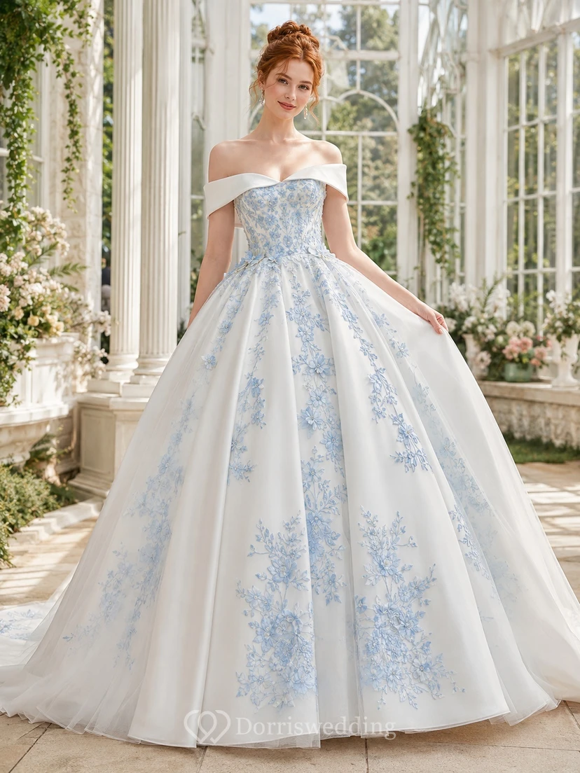 Himmelblaues, drapiertes Ballkleid mit schulterfreiem Schnitt, kurzen Ärmeln und Tüllrock