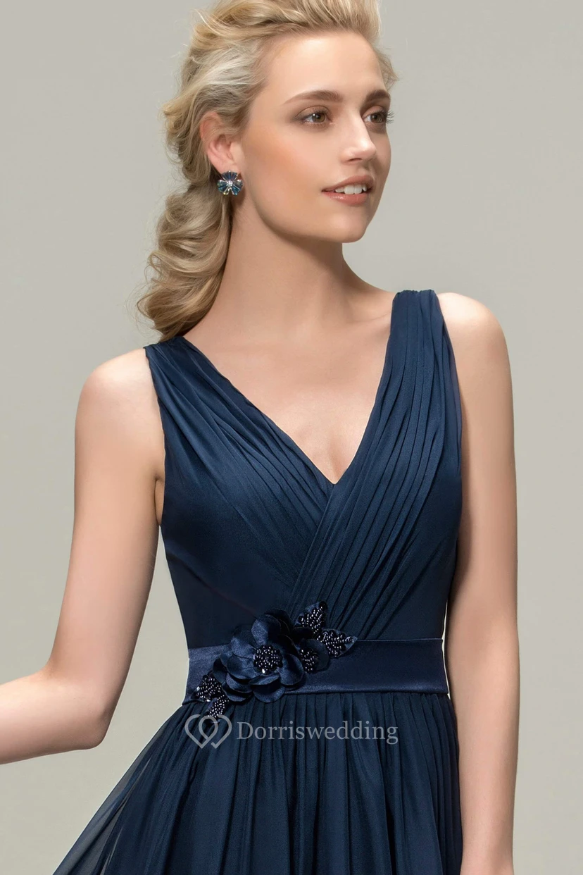 Robe longue sans manches en mousseline, col en V, ornée d'appliqués floraux et d'une ceinture. view 5