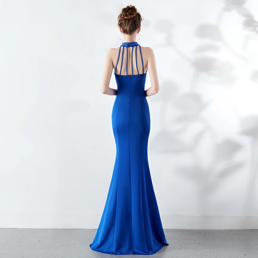 Robe de mariée longue rouge à traîne et col halter, style automne, pour un banquet de mariage ou une soirée. view 30