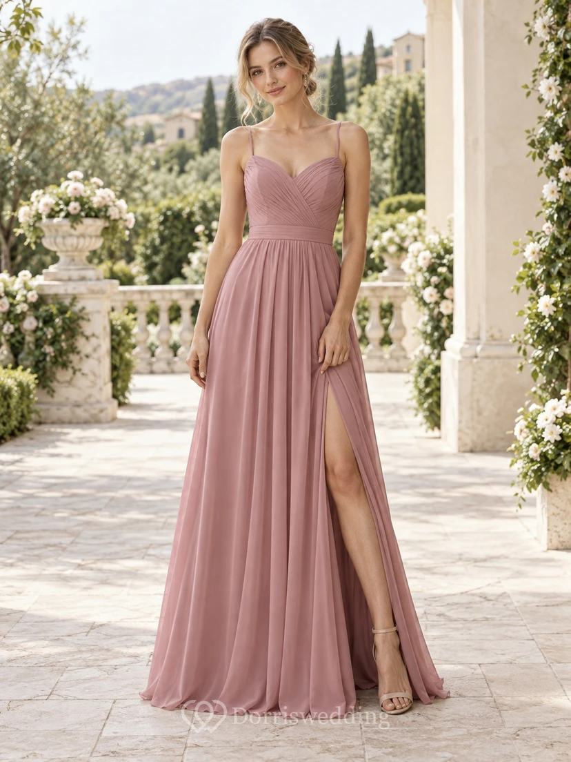 Vestido de dama de honor sencillo, color rosa empolvado, con tirantes finos, escote corazón, sin mangas, fruncido, de gasa, con abertura y corte en A, largo hasta el suelo.