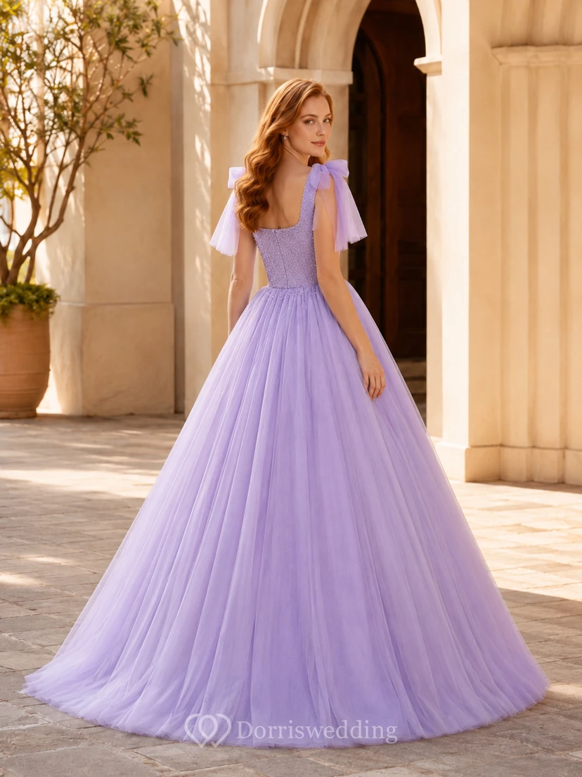 Robe de mariée lavande en satin et tulle, coupe trapèze, col carré, bretelles nœud, bretelles et nœud. view 2