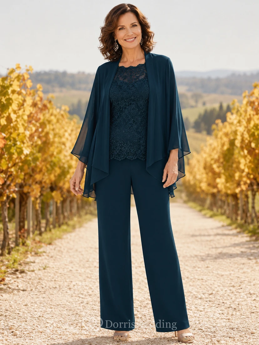 Dunkelblauer, schlichter Chiffon-Hosenanzug mit weitem Bein, Dreiviertelärmeln und Muschelsaum für die Mutter der Braut aus Spitze und Chiffon.