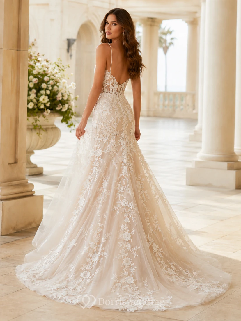 Robe de mariée champêtre en dentelle et tulle sans coutures, décolleté en V, bretelles, sans manches, coupe trapèze, traîne chapelle, applications florales. view 2