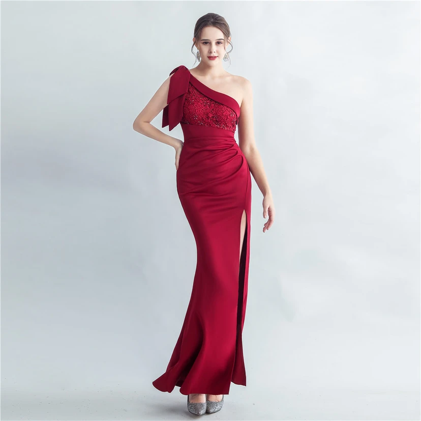 Elegantes Abendkleid aus Spitze mit Strassbesatz, Perlenverzierungen, schräger Schulterpartie, römischem Kragen und Seitenschlitz view 29