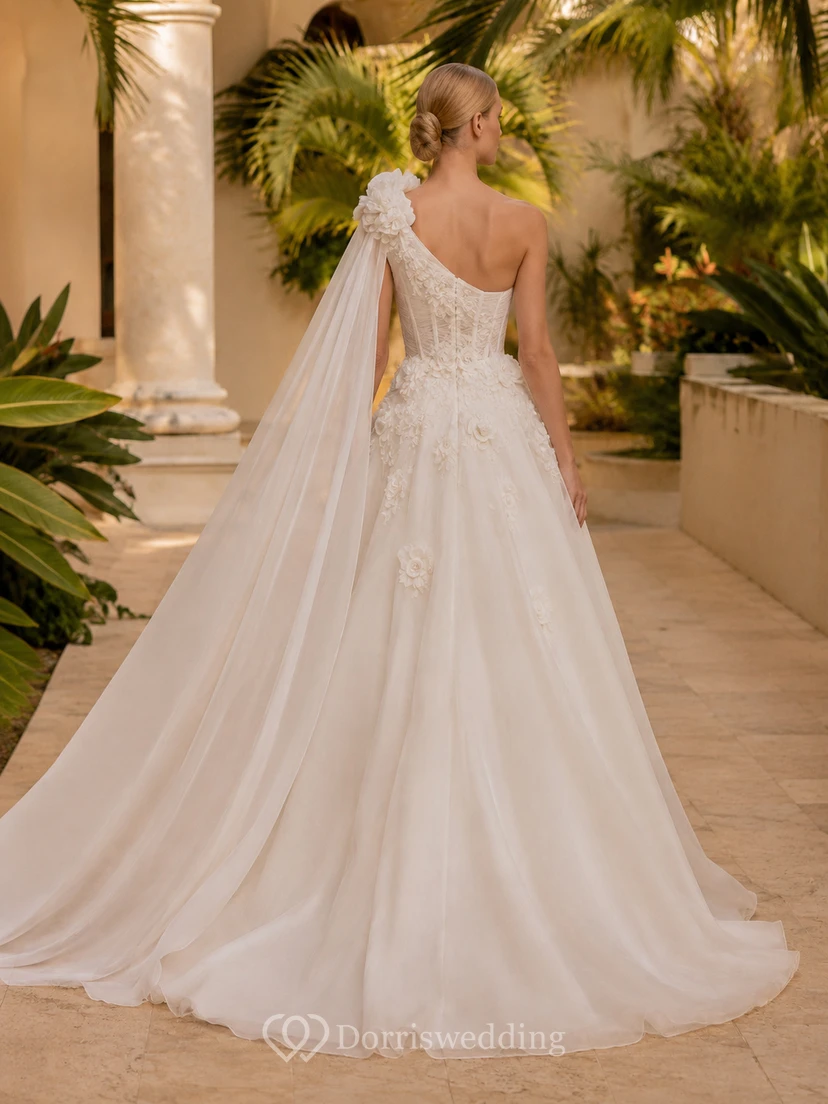 Robe de mariée asymétrique en dentelle florale à une épaule, coupe trapèze, drapée, traîne chapelle view 2
