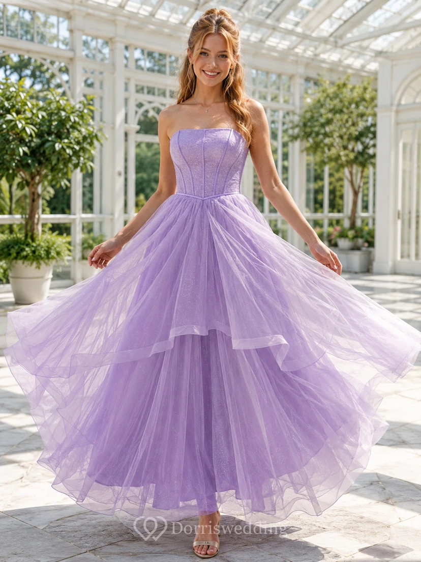 Vestido de gala formal de tul escalonado, sin tirantes, con escote corazón y corpiño palabra de honor color lavanda.