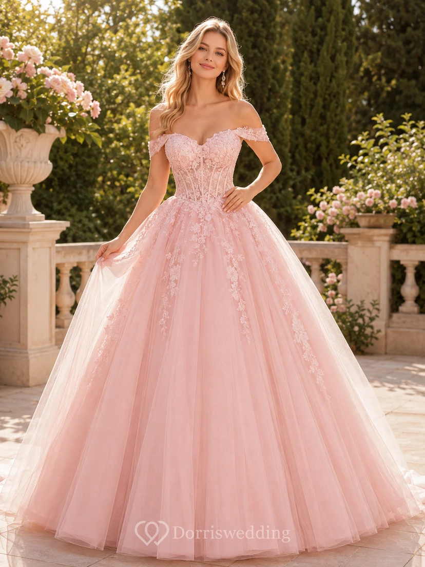 Vestido de fiesta de quinceañera romántico color rosa empolvado con hombros descubiertos, apliques de encaje y cola larga.