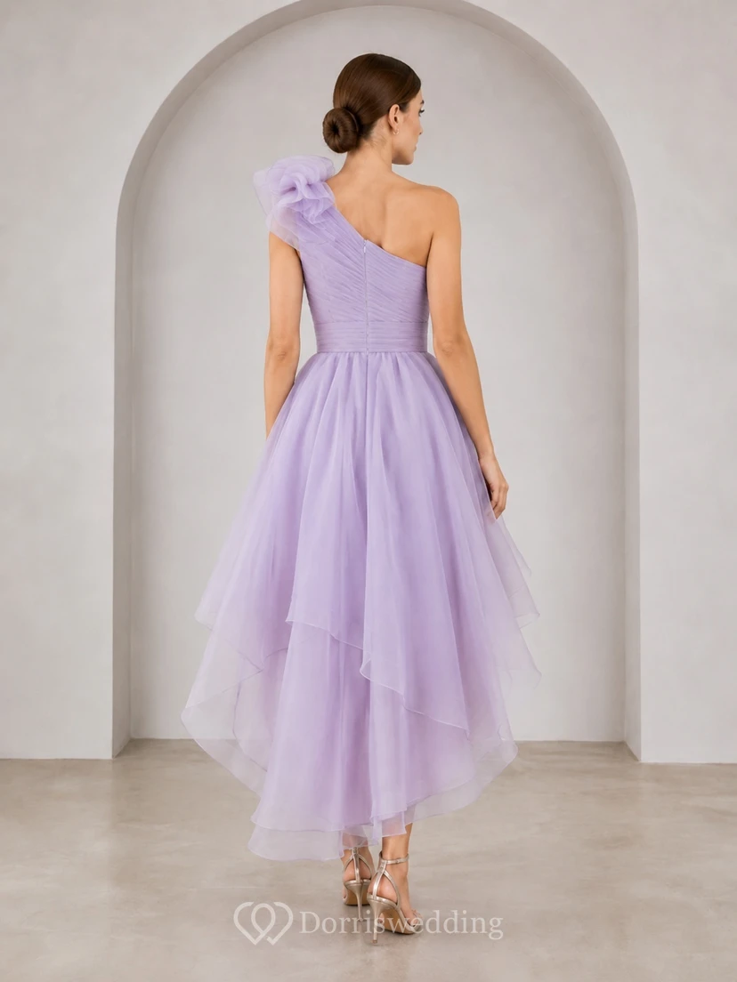 Robe de cocktail asymétrique lavande à volants en organza à fleurs, à une épaule et coupe trapèze. view 2