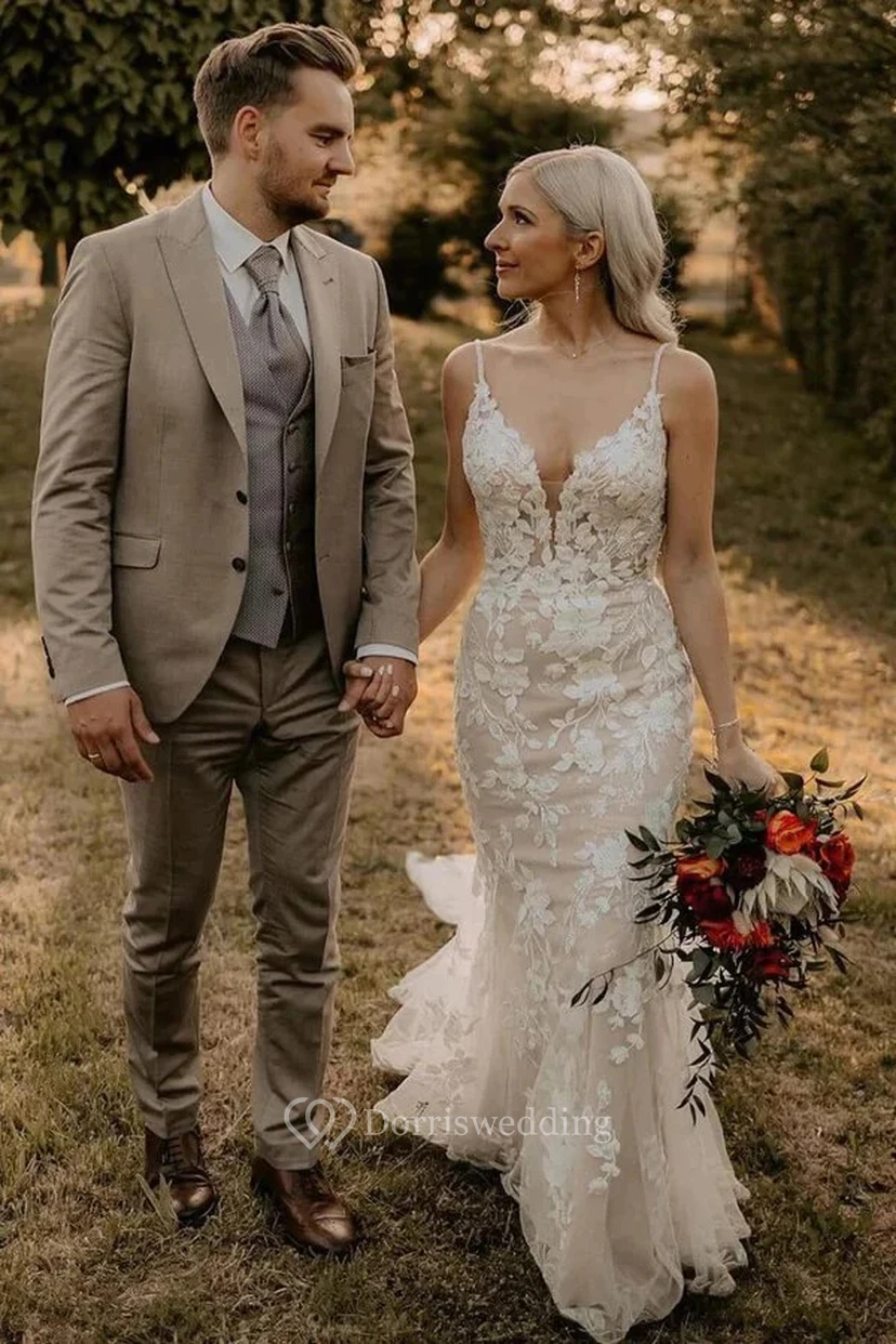 Meerjungfrauen-Brautkleid im Landhausstil aus Tüll mit Spaghetti-Spitzenapplikationen und kleiner Schleppe