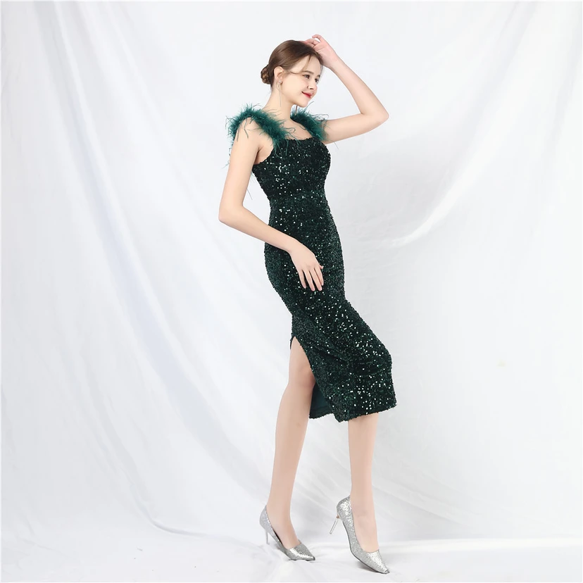 Handgefertigtes, perlenbesetztes Abendkleid aus Straußenfedern und Pailletten view 57