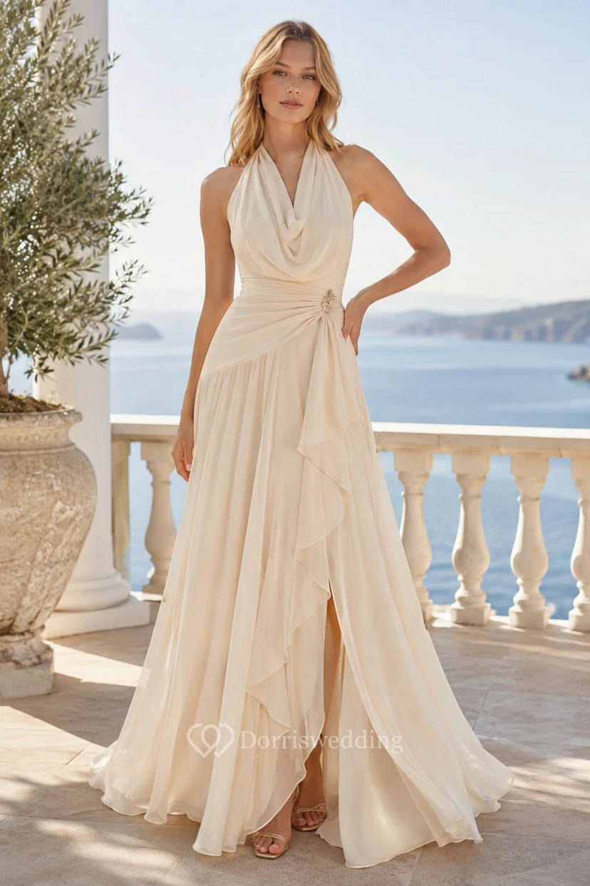 Robe de soirée ivoire en mousseline de soie, coupe trapèze, dos nu et fente.