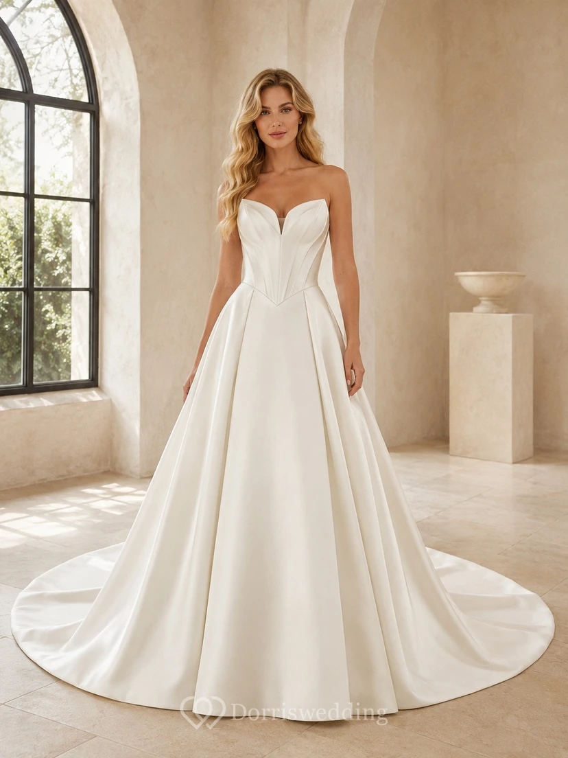Vestido de novia sencillo sin tirantes, corte A, escote corazón y cola.