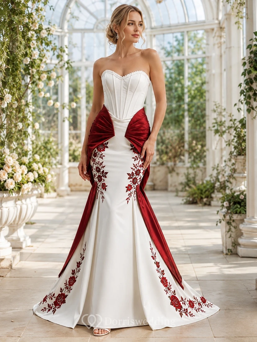Rotes, trägerloses Brautkleid aus Satin mit Herzausschnitt, Korsett, Meerjungfrauen-Stil und drapierter Schleppe