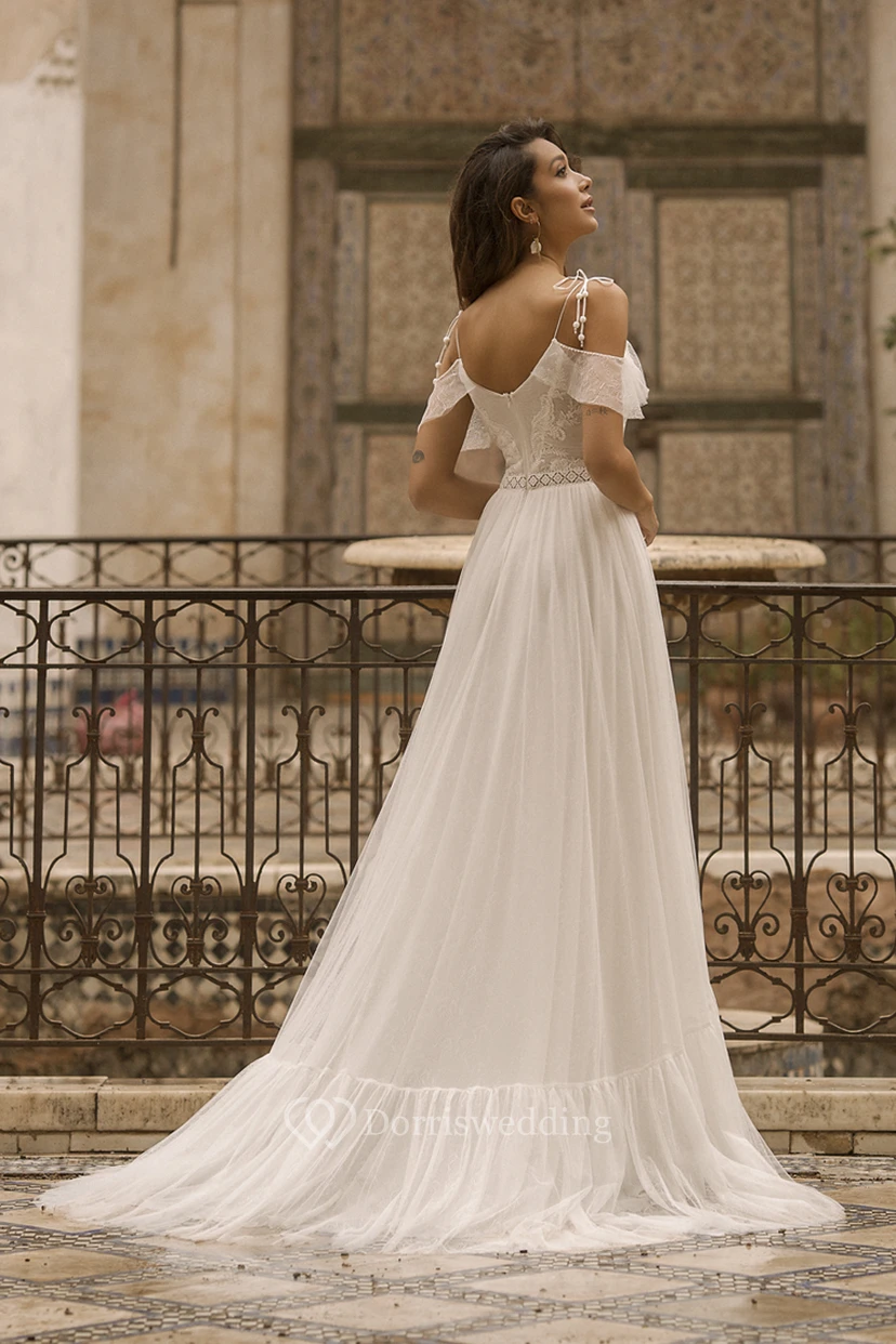 Robe de mariée en tulle adorable, à bretelles spaghetti et épaules dénudées, ornée de dentelle. view 2