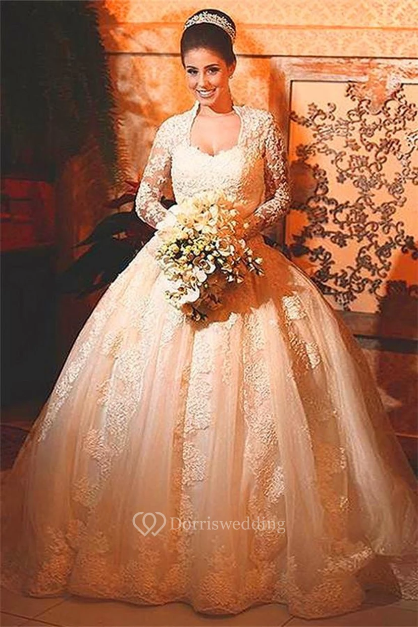 Vestido de novia de princesa moderno de encaje con mangas largas y botones en la espalda. view 2