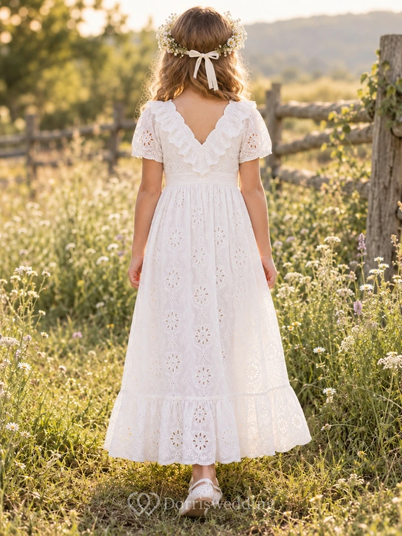 Vestido de niña de flores blanco, sencillo, con estampado floral, corte en A, encaje, manga corta, largo hasta los tobillos y escote en V con volantes. view 2