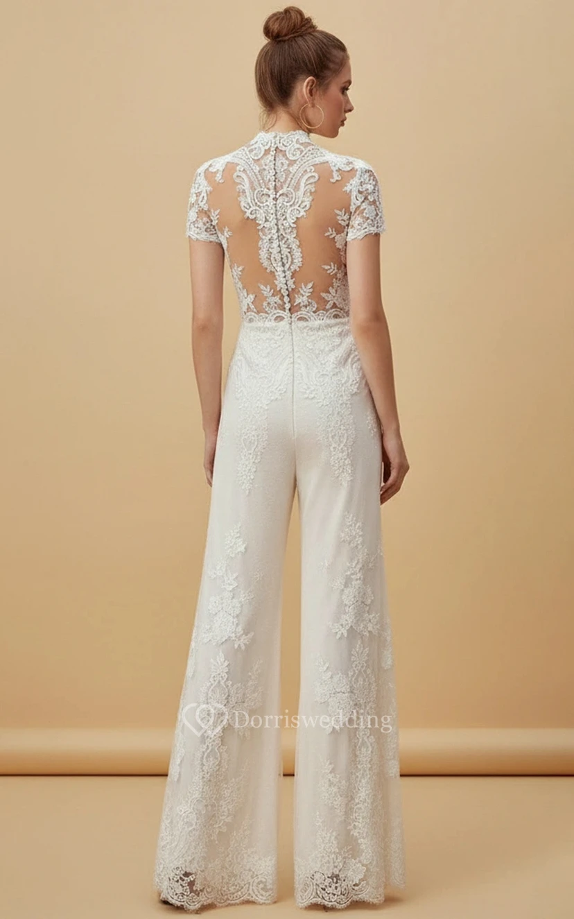 Elegante mono de novia de encaje con cuello alto, mangas cortas y pantalón de pierna ancha. view 2