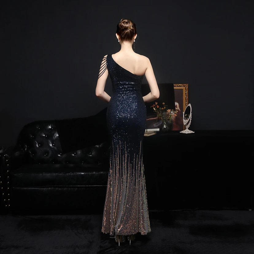 Robe de soirée longue et moulante à sequins colorés, confectionnée avec soin, idéale pour une célébrité ou une fête. Robe de mariée sexy et cintrée, confectionnée avec des paillettes colorées et lourdes. Robe de mariée longue et moulante, parfaite pour une occasion spéciale. view 56
