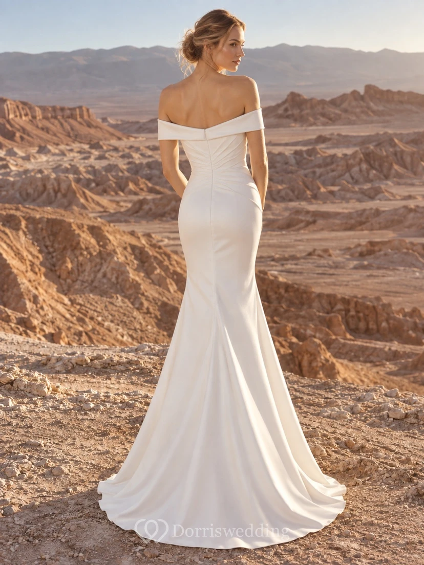 Vestido de novia sencillo de satén estilo sirena con hombros descubiertos, cuello plegado y corpiño fruncido. view 2