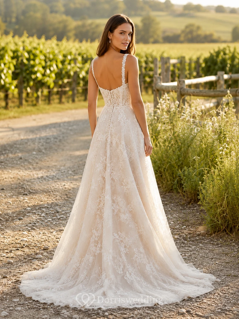 Robe de mariée en dentelle et tulle, coupe trapèze, col en V, sans manches, traîne chapelle, corset lacé au dos. view 2
