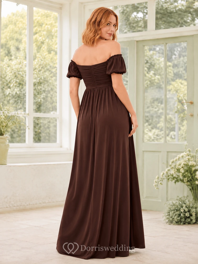 Robe de maternité chocolatée à épaules dénudées, manches bouffantes, coupe trapèze, longueur au sol, en jersey. view 2