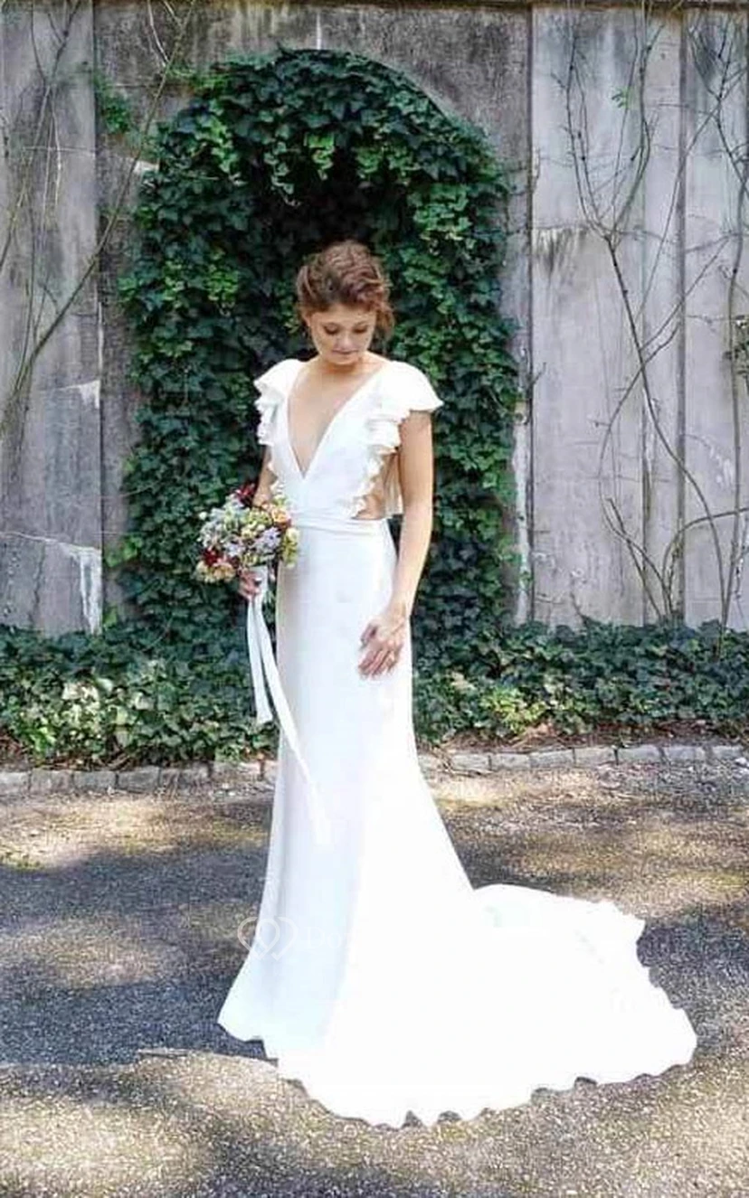 Vestido de novia sencillo de corte recto con escote pronunciado y caída en cascada. view 3