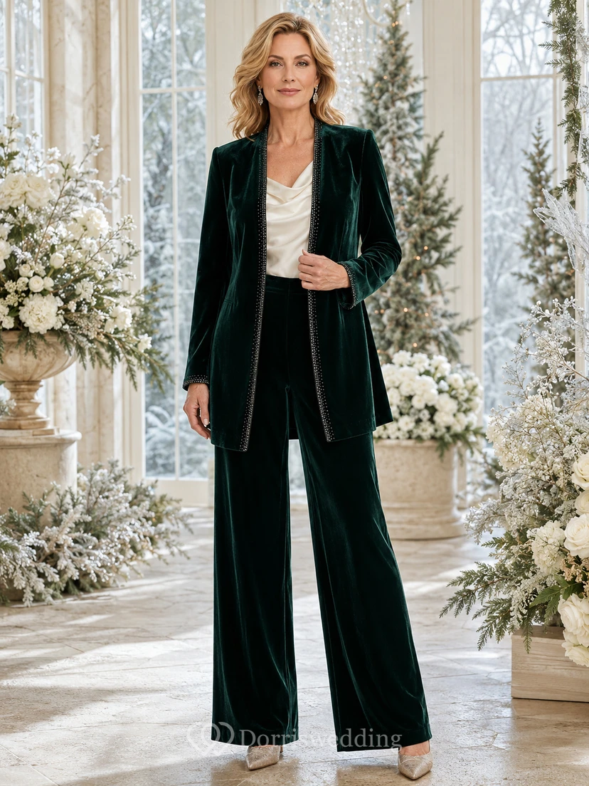 Dunkelgrüner, luxuriöser, bodenlanger Samt-Hosenanzug mit weitem Bein für die Mutter der Braut, bestehend aus langem, tailliertem Blazer und champagnerfarbenem Top mit Wasserfallausschnitt.