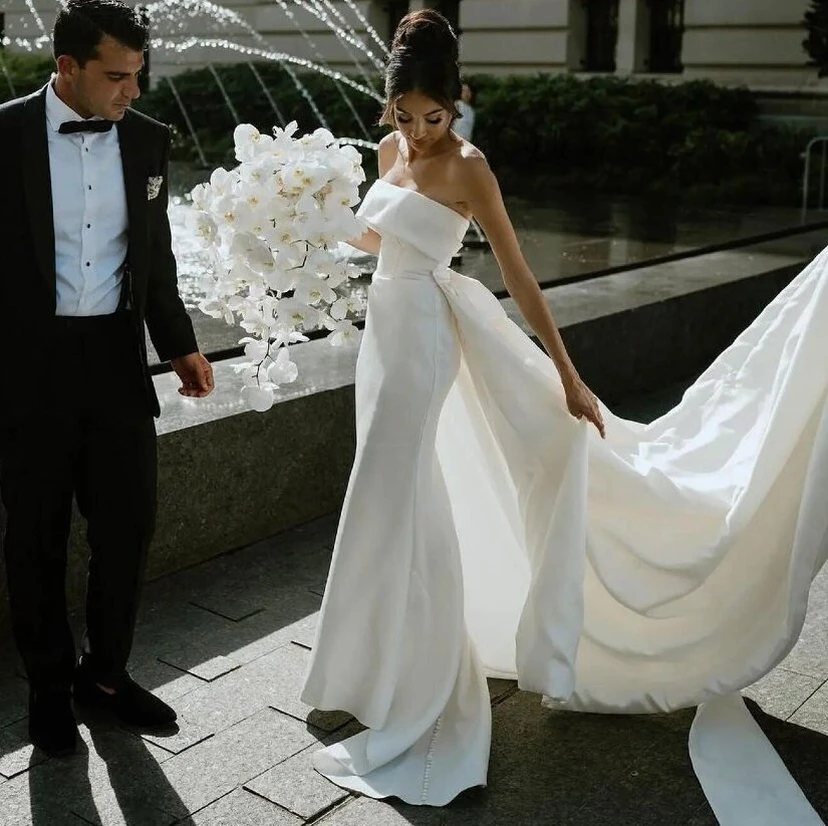 Robe de mariée fourreau élégante en satin simple avec traîne chapelle