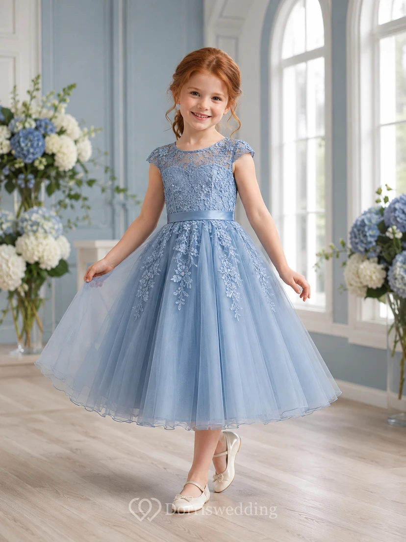 Robe élégante de demoiselle d'honneur, coupe trapèze, en dentelle bleu acier et tulle, longueur genou, manches courtes, col rond orné d'appliqués
