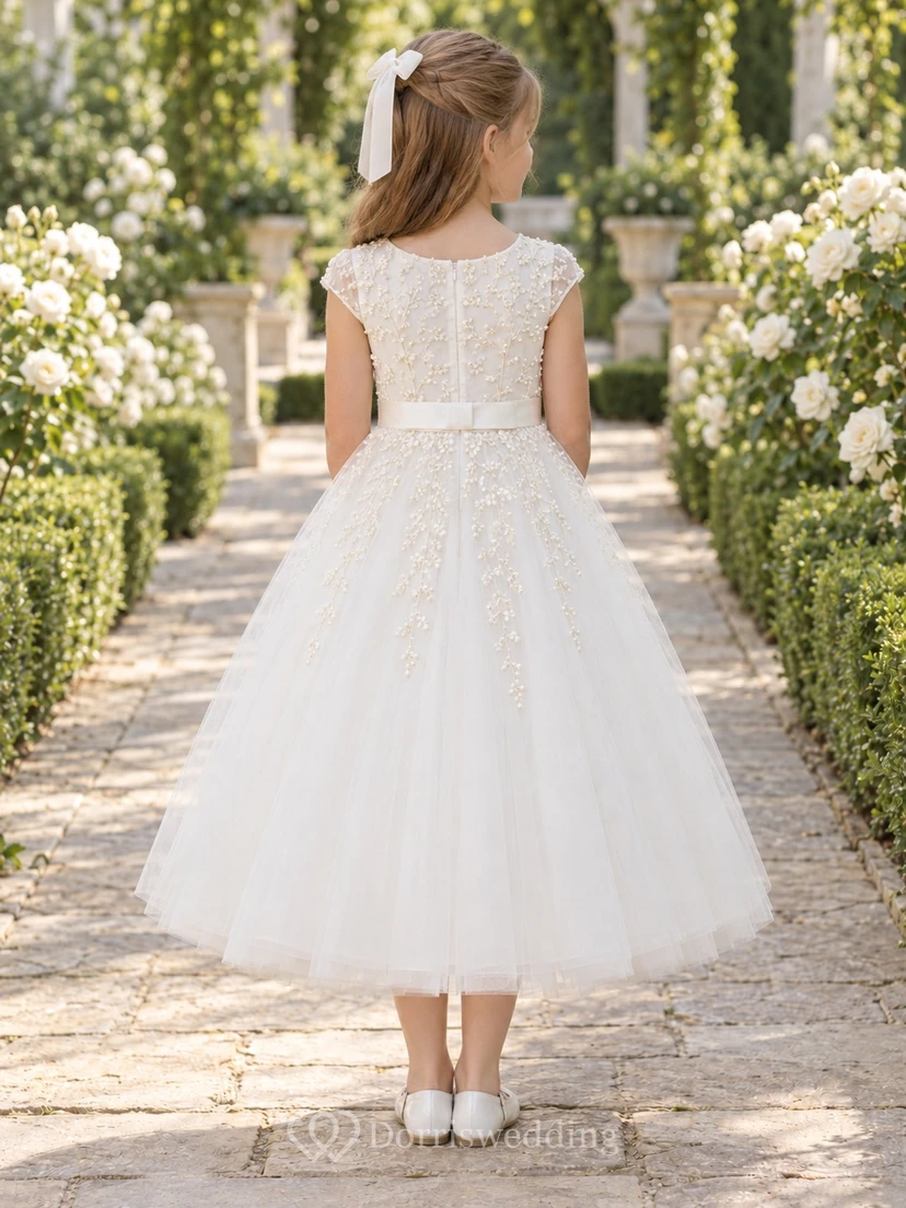 Vestido de niña de flores modesto, blanco, con estampado floral, corte en A, tul, mangas cortas y apliques. view 2