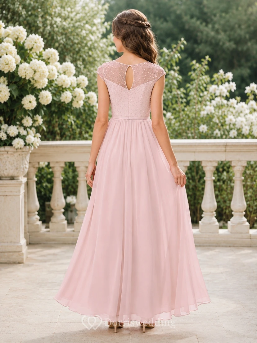 Vestido de dama de honor juvenil rosa perla, corte en A, manga corta tipo casquillo, con detalles de pedrería. view 2
