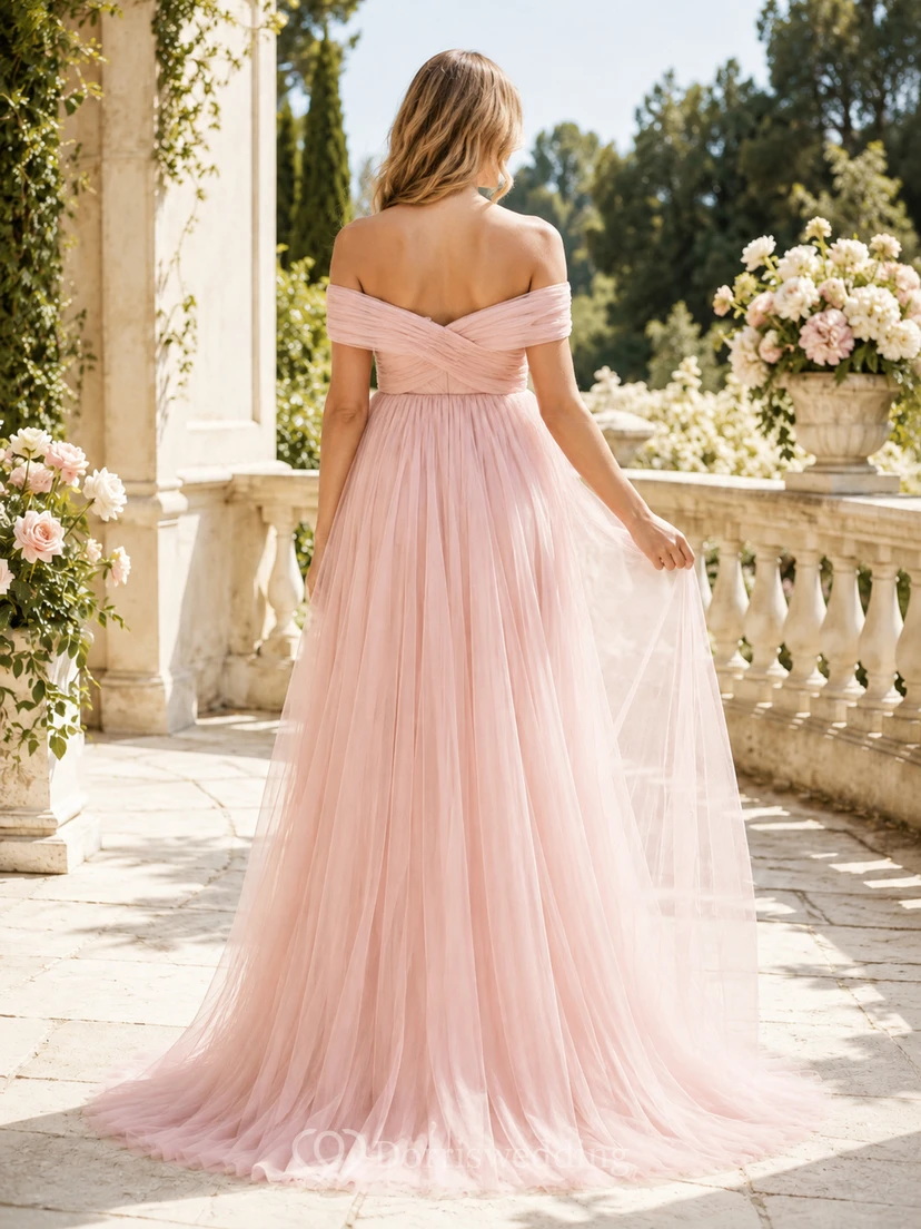 Vestido de maternidad romántico color rosa empolvado con hombros descubiertos, mangas cortas, tul, corte imperio y cola larga. view 2