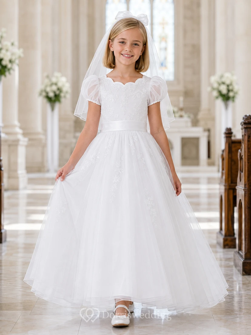 Weißes Kommunionkleid aus mehrlagigem Tüll mit Muschelkanten, Puffärmeln und Muschelsaum