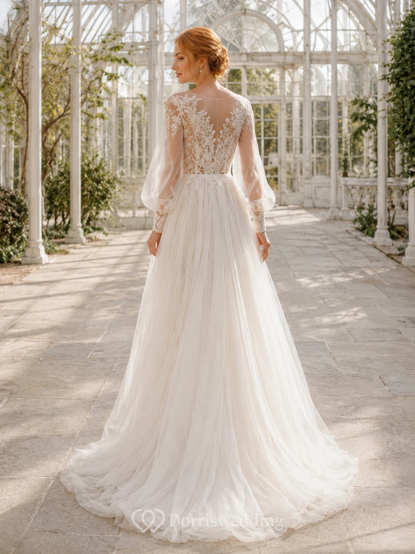 Robe de mariée de bal en dentelle brillante et tulle, décolleté plongeant en V, manches gigot, coupe trapèze, traîne chapelle, ornée d'appliques. view 2