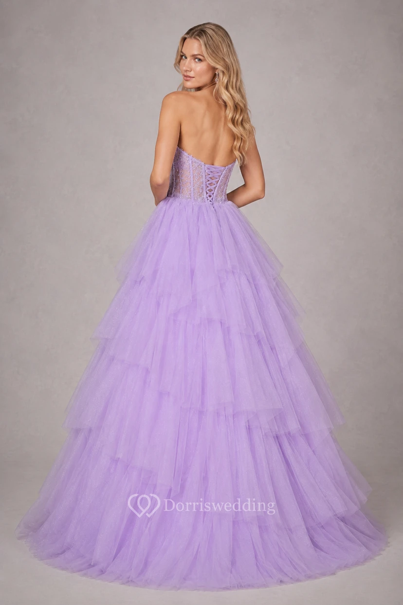 Vestido de fiesta de gala color lavanda sin tirantes, con volantes de tul y corpiño tipo corsé. view 2
